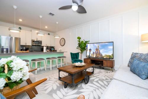 Vibrant Themed Home Prime Location Vibrant Themed Home Prime Location