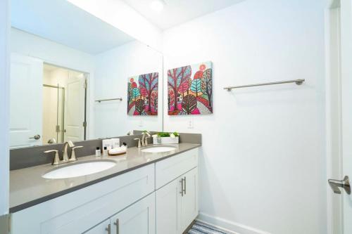 Vibrant Themed Home Prime Location Vibrant Themed Home Prime Location