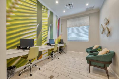 Vibrant Themed Home Prime Location Vibrant Themed Home Prime Location