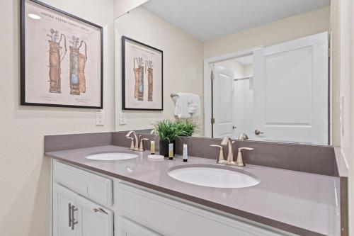 Champions Gate Oasis 4BR Vacation Haven - image 3