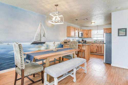 Walk to Shore & Eats: Surfside Beach Gem w/ Deck in Surfside Beach (TX)