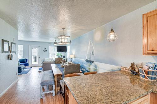 Walk to Shore & Eats: Surfside Beach Gem w/ Deck in Surfside Beach (TX)