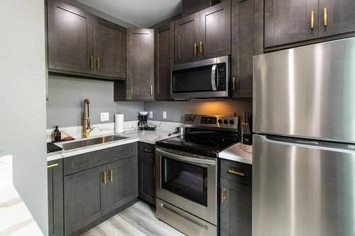 Military-Restaurants-Fast-WiFi-A C-W D-Pets-Park- in San Diego, USA