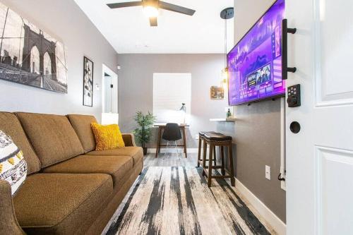Healthcare&Business-Professionals-Pets A C Wi-Fi in San Diego, USA