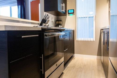 Healthcare-Professionals-King-FreeParking-Wifi-Pet in San Diego (CA)