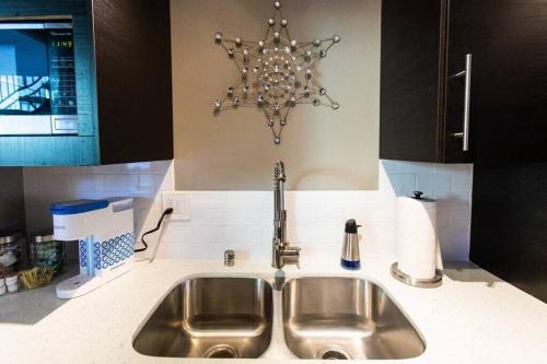 Healthcare-Professionals-King-FreeParking-Wifi-Pet in San Diego (CA)