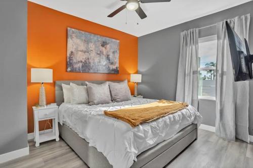Professionals-Restaurants-FastWiFi-A C-Desk- Pets in San Diego, USA