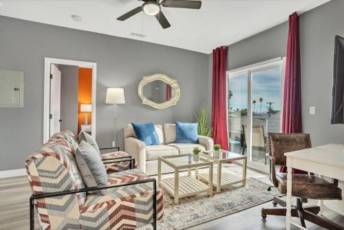 Professionals-Restaurants-FastWiFi-A C-Desk- Pets in San Diego (CA)