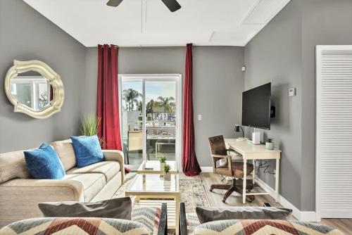 Professionals-Restaurants-FastWiFi-A C-Desk- Pets in San Diego, USA