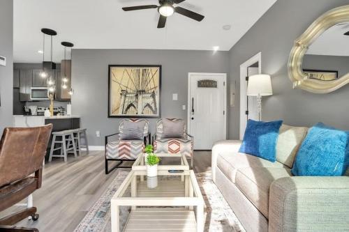 Professionals-Restaurants-FastWiFi-A C-Desk- Pets in San Diego, USA