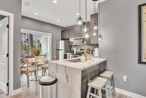 Professionals-Restaurants-FastWiFi-A C-Desk- Pets in San Diego, USA