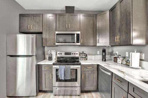 Professionals-Restaurants-FastWiFi-A C-Desk- Pets in San Diego, USA
