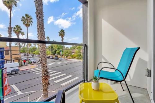 Professionals-Restaurants-FastWiFi-A C-Desk- Pets in San Diego, USA