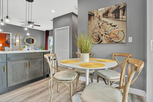 Professionals-Restaurants-FastWiFi-A C-Desk- Pets in San Diego (CA)