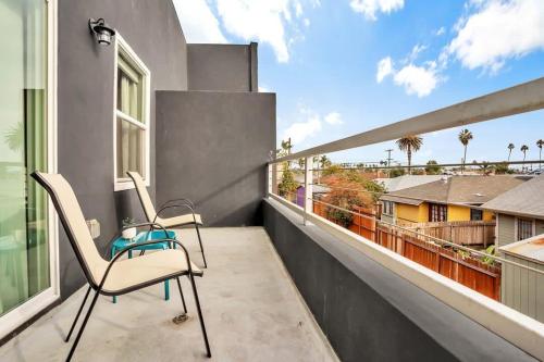 Professionals-Restaurants-FastWiFi-A C-Desk- Pets in San Diego (CA)