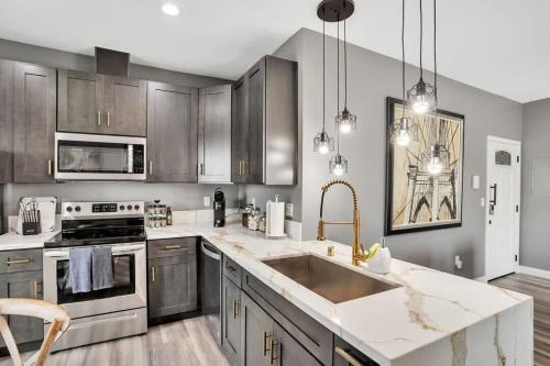 Professionals-Restaurants-FastWiFi-A C-Desk- Pets in San Diego (CA)