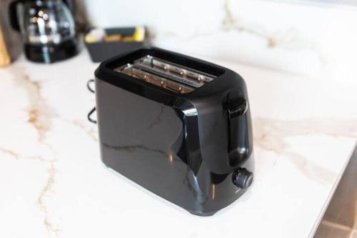 Professionals-Restaurants-FastWiFi-A C-Desk- Pets