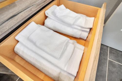 Professionals-Restaurants-FastWiFi-A C-Desk- Pets