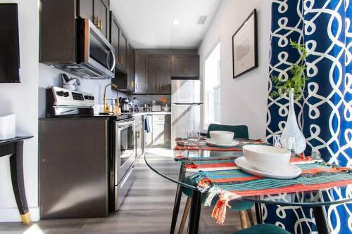 Walk 2 Restaurants & Bars-Relax on Private Patio in San Diego, USA