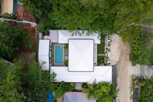 4-BD Home with Private Pool Walk to Beach