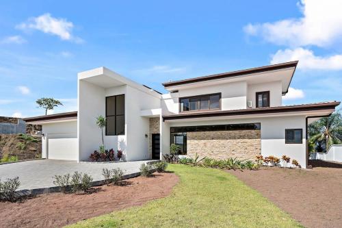 Mountaintop 4-Bedroom with Pool Huge Views