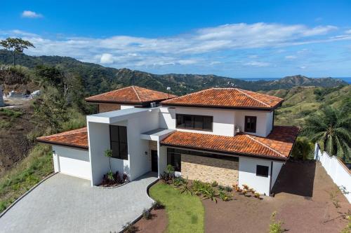 Mountaintop 4-Bedroom with Pool Huge Views