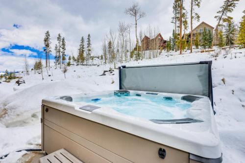 Fraser Cabin with Hot Tub and Mountain Views! in Fraser, USA