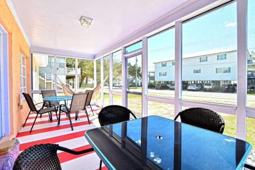Mai Taid Beach House 1 Minute Walk to Beach in North Myrtle Beach
