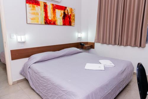 1 queen bed, 2 twin beds