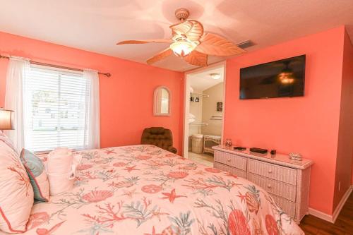 Island Breeze Pet Friendly Bungalow w Pool