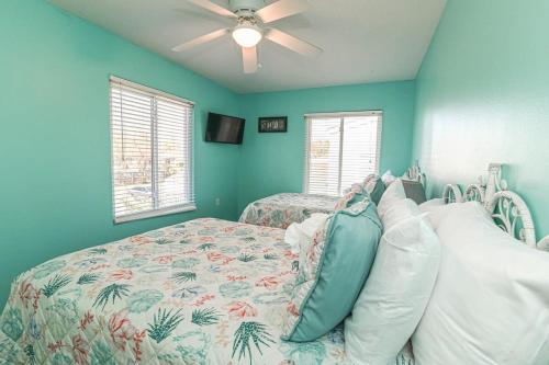 Island Breeze Pet Friendly Bungalow w Pool