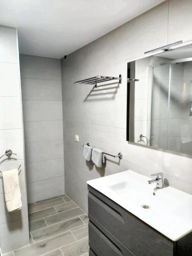 Vannas istaba, Cosy Apartment with Mountain View in Mourisca - 65 sqm in Viana do Bolo