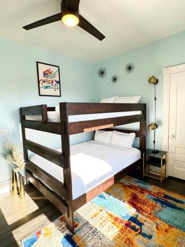 Brand new! Walk to all + 12 mins to Derby! in Louisville, USA