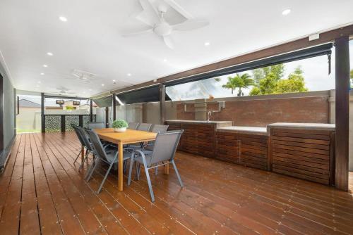 Pool Sauna Cinema Office Room 4BR Spacious house in Benowa