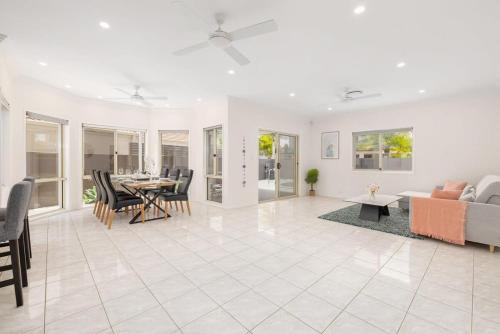 Pool Sauna Cinema Office Room 4BR Spacious house in Benowa