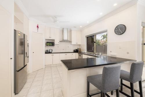 Pool Sauna Cinema Office Room 4BR Spacious house in Benowa