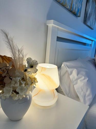 Chic 1BR Apt Urban Retreat Pool Parking Gym