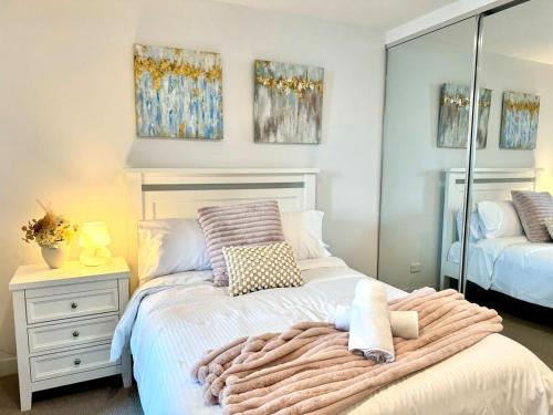 Chic 1BR Apt Urban Retreat Pool Parking Gym