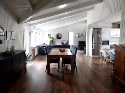 Cosy and family friendly home with a great location - Apartment - Höfn