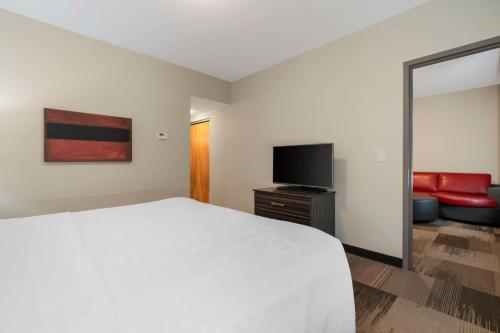 Best Western Plus Airport Inn & Suites