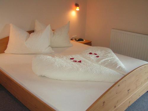 1 king bed, 2 bunk beds, 1 sofa bed