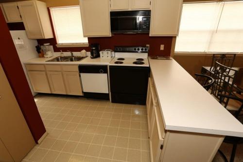 Branson Condo with Pool and Hot Tub next to Silver Dollar City and Table Rock Lake in Branson, USA