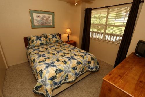 Branson Condo with Pool and Hot Tub next to Silver Dollar City and Table Rock Lake in Branson, USA