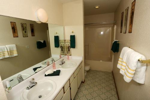 Branson Condo with Pool and Hot Tub next to Silver Dollar City and Table Rock Lake in Branson, USA