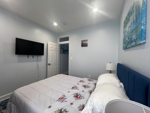 Majestic 4B Retreat on King St-5 Mins Walk Metro in Alexandria, USA
