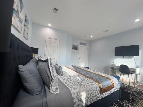 Majestic 4B Retreat on King St-5 Mins Walk Metro in Alexandria, USA