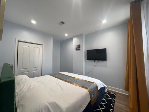 Majestic 4B Retreat on King St-5 Mins Walk Metro in Alexandria, USA