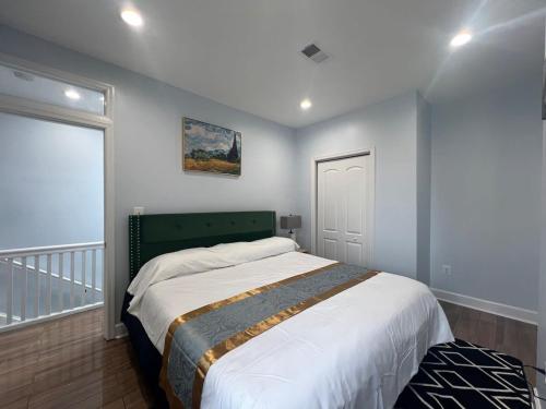 Majestic 4B Retreat on King St-5 Mins Walk Metro in Alexandria, USA