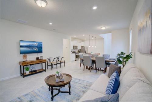 Spacious 6Bed 4 5Bath - By Disney No Resort Fees in Davenport, USA