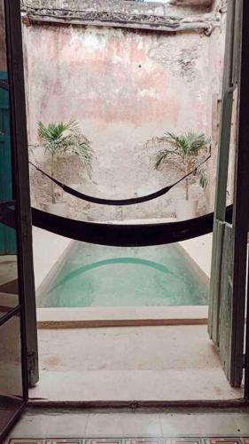 Vista a la pirámide/ Piscina privada / Centro in Izamal, Mexico